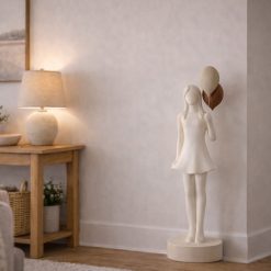 פסל נינה עם בלון – אבן וולקנית ABS