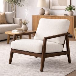 כורסא מעוצבת מעץ מלא עם ריפוד בד בהיר EAT