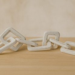 שרשרת עץ דקורטיבית מרובעת לבנה AMR