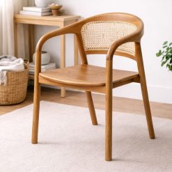 Sally Rattan כסא אוכל מעץ טיק BRO