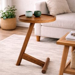 שולחן צד עגול מעץ מלא – גוון אגוז EAT