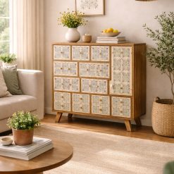 שידת מגירות מעץ מלא עם חזיתות מעוטרות דגם קירה MUK